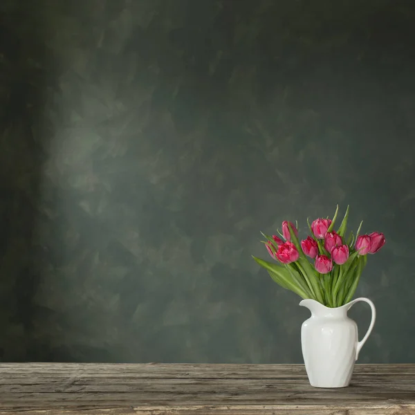 Hermosos Tulipanes Jarra Blanca Sobre Fondo Oscuro —  Fotos de Stock