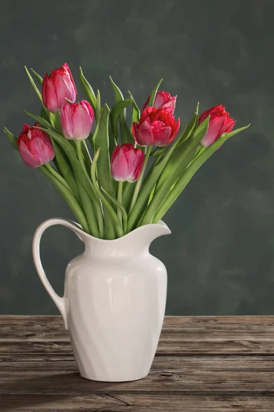 Hermosos Tulipanes Jarra Blanca Sobre Fondo Oscuro —  Fotos de Stock