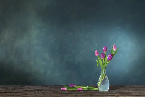 Paarse Tulpen Glazen Vaas Houten Tafel — Stockfoto