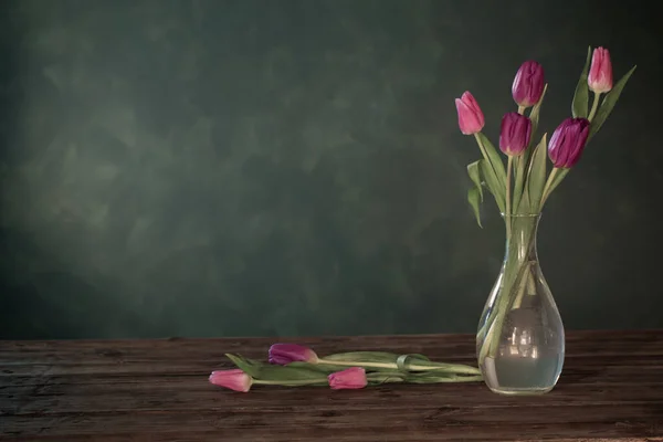 Фіолетові Тюльпани Скляній Вазі Дерев Яному Столі — стокове фото