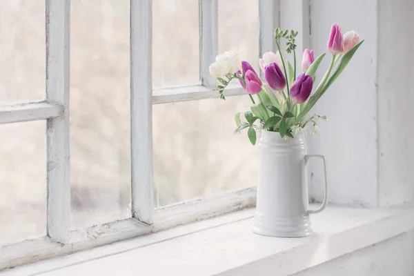 Hermosos Tulipanes Jarra Viejo Alféizar Ventana Blanca — Foto de Stock