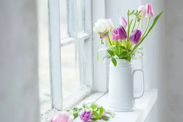 Kaunis Tulppaanit Kannu Vanha Valkoinen Ikkunalaudalla — kuvapankkivalokuva