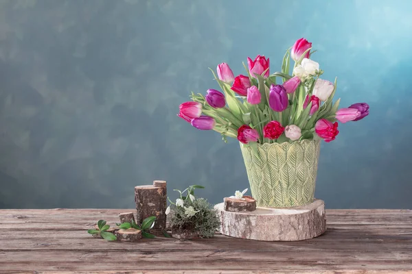 Natürliche Dekoration Mit Frühlingsblumen Auf Holztisch — Stockfoto