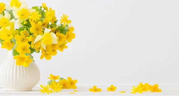 Bodegón Con Flores Amarillas Primavera Jarra Sobre Fondo Blanco —  Fotos de Stock