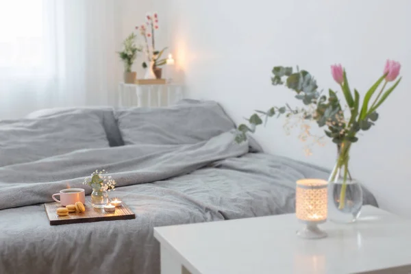 Innenraum Des Schlafzimmers Mit Blumen Kerzen Und Tee — Stockfoto