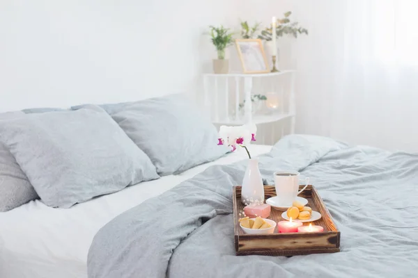 Kaffee Süßigkeiten Kerzen Blumen Und Auf Einem Holztablett Auf Dem — Stockfoto