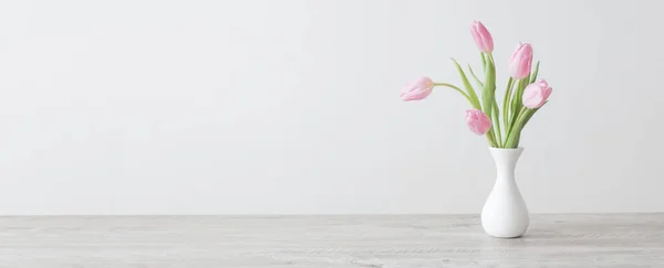 Różowe Tulipany Białym Wazonie Ceramicznym Drewnianym Stole Tle Białej Ściany — Zdjęcie stockowe