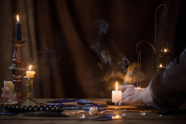 Cartões Adivinhação Velas Acesas Uma Mesa Madeira Fundo Marrom Escuro — Fotografia de Stock