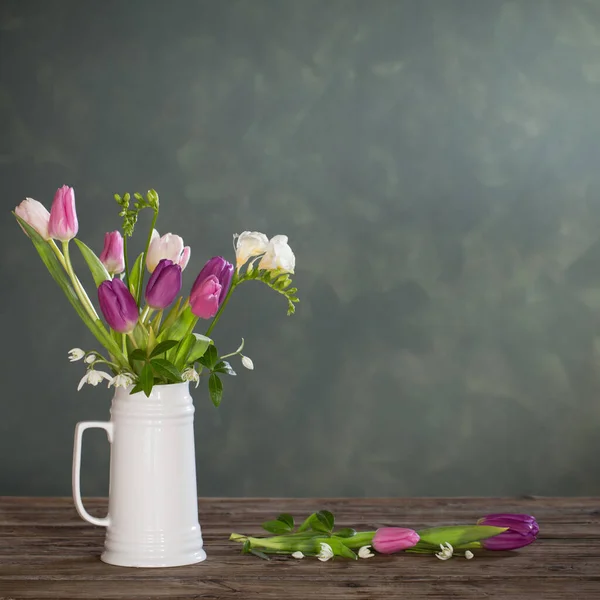 Frühlingsblumen Weißem Krug Auf Dunklem Hintergrund — Stockfoto