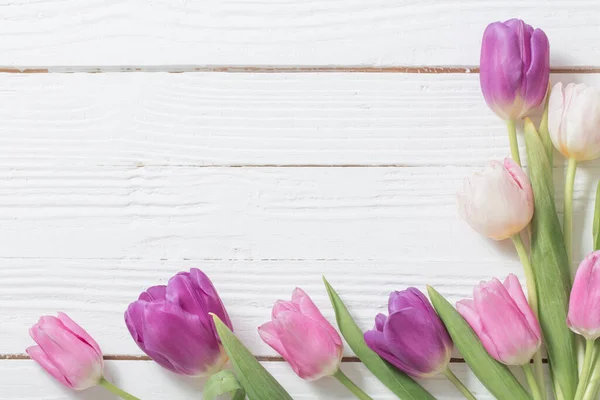 Bellissimi Tulipani Sfondo Bianco Legno — Foto Stock