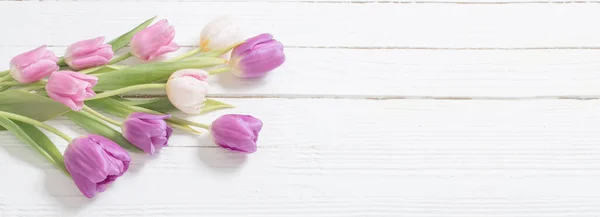 Красивые Тюльпаны Белом Деревянном Фоне — стоковое фото