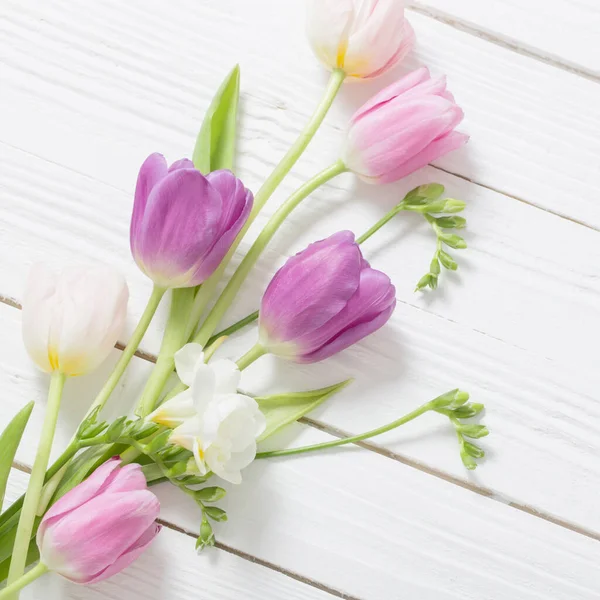 Fiori Primaverili Sfondo Bianco Legno — Foto Stock