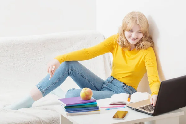 Ragazza Adolescente Che Studia Impara Con Taccuino Casa Istruzione Online — Foto Stock