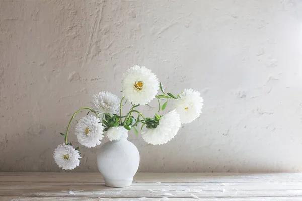 Astern Vase Auf Weißem Holztisch — Stockfoto