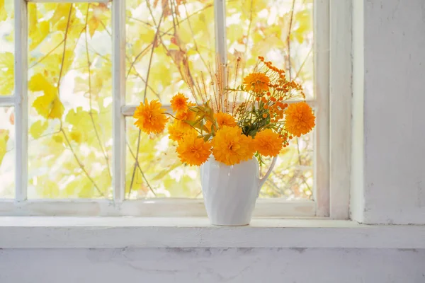 Gele Bloemen Witte Kruik Vensterbank — Stockfoto