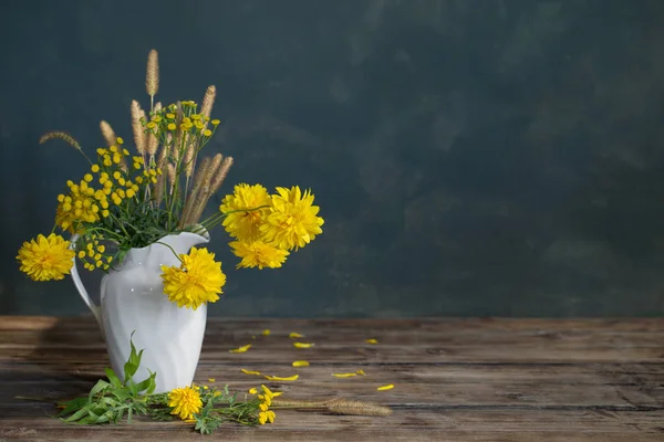 Gelbe Blüten Weißem Krug Auf Dunklem Hintergrund — Stockfoto