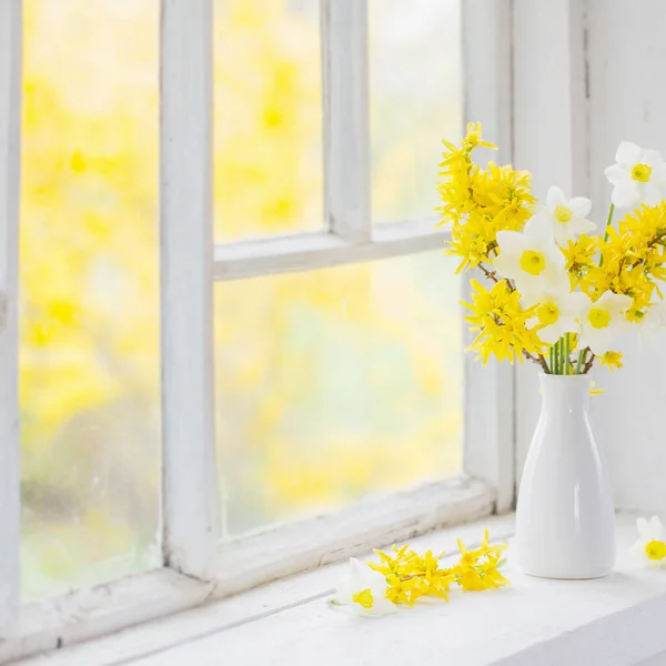 Fiori Gialli Primaverili Sul Vecchio Davanzale Bianco — Foto Stock