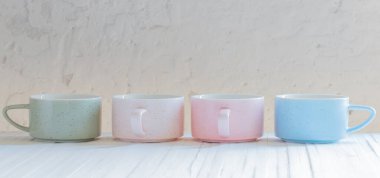 arka plan beyaz duvar üzerinde modern seramik bardak