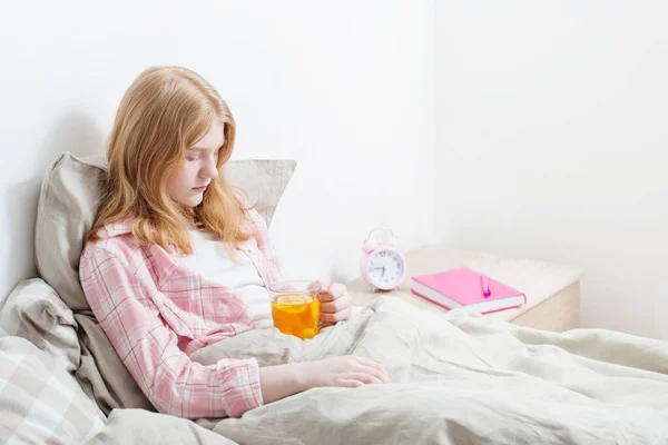 Adolescent Malade Fille Avec Tasse Thé Citron Gingembre — Photo