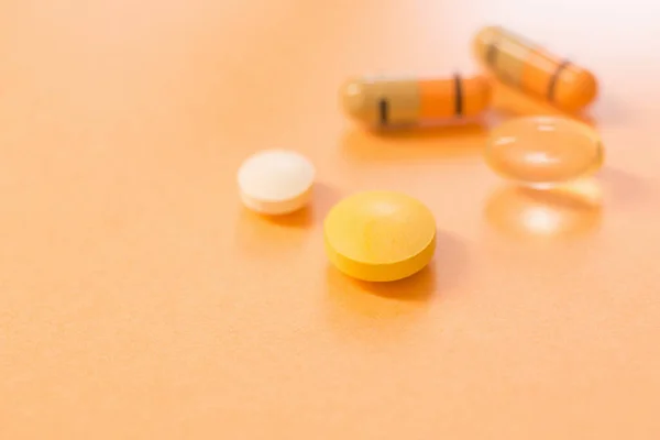 Medicinali Pillole Sfondo Arancione — Foto Stock