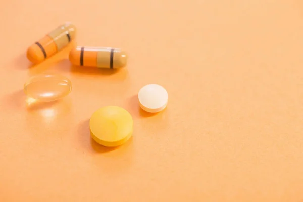 Medicinali Pillole Sfondo Arancione — Foto Stock