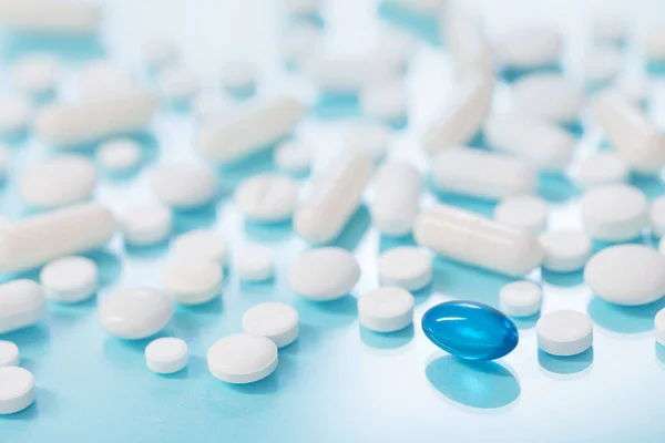 青の背景に白と青の錠剤 — ストック写真