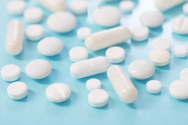 Mavi arka planda beyaz haplar