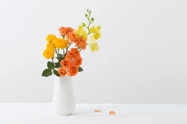 Rosen Und Orchideen Der Vase Auf Weißem Hintergrund — Stockfoto