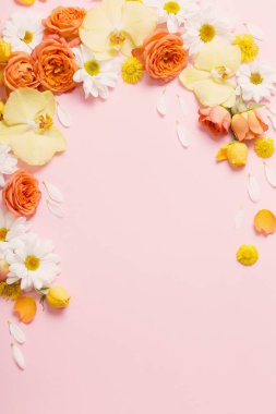 Pembe kağıtta güzel çiçek deseni var.