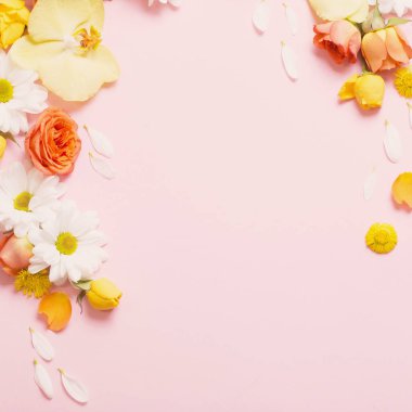 Pembe kağıtta güzel çiçek deseni var.