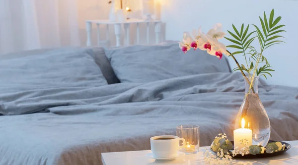 Schlafzimmerinnenraum Mit Blumen Und Brennenden Kerzen — Stockfoto
