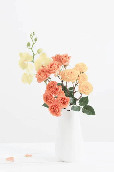 Τριαντάφυλλα Και Ορχιδέες Στο Βάζο Λευκό Φόντο — Φωτογραφία Αρχείου