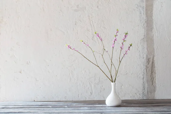 Daphne Flores Vaso Velha Mesa Madeira Fundo Branco — Fotografia de Stock