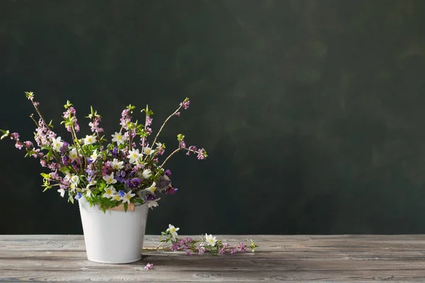 Mooie Lente Bloemen Achtergrond Donkere Muur — Stockfoto