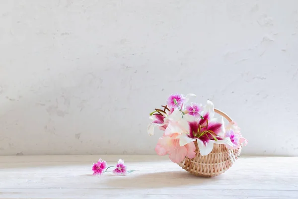 Letní Květiny Košíku Bílém Pozadí — Stock fotografie