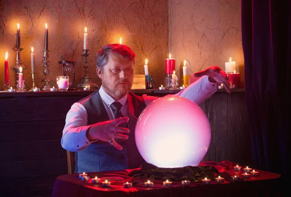 Homem Cartomante Com Bola Cristal Iluminado — Fotografia de Stock