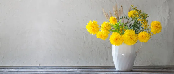 Flores Amarillas Verano Jarra Sobre Fondo Blanco — Foto de Stock