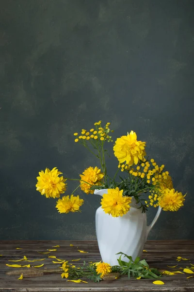 Flores Color Amarillo Jarra Blanca Sobre Fondo Oscuro —  Fotos de Stock