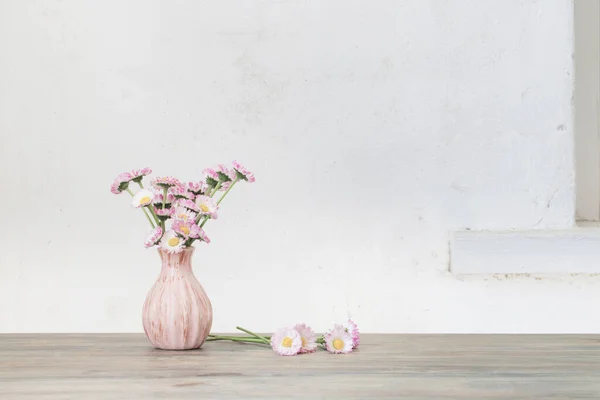 Madeliefje Bloemen Roze Vaas Oude Houten Tafel — Stockfoto