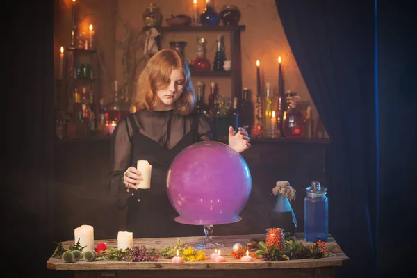 若い魔女が家に ハロウィンのコンセプト — ストック写真