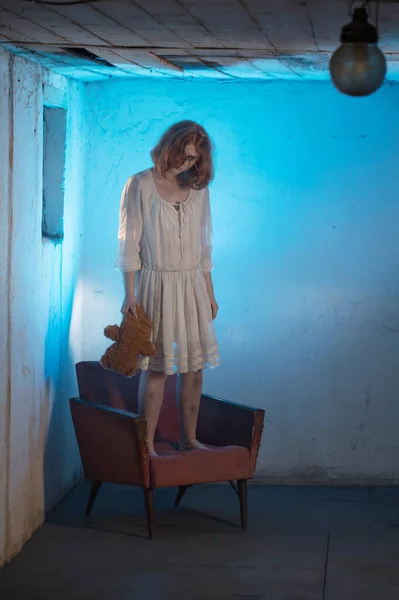 Korku Filmindeki Beyaz Elbiseli Korkunç Kız — Stok fotoğraf