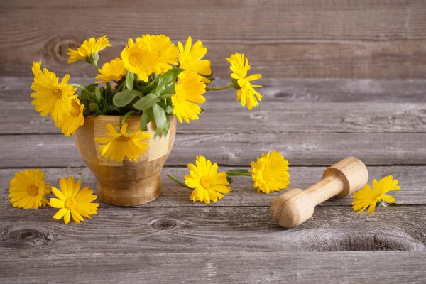 Flores Caléndula Sobre Fondo Oscuro Madera Vieja —  Fotos de Stock