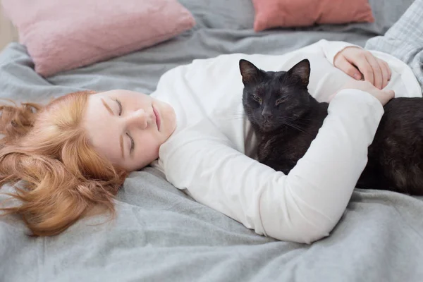 Hermosa Adolescente Chica Con Negro Gato Cama Casa — Foto de Stock