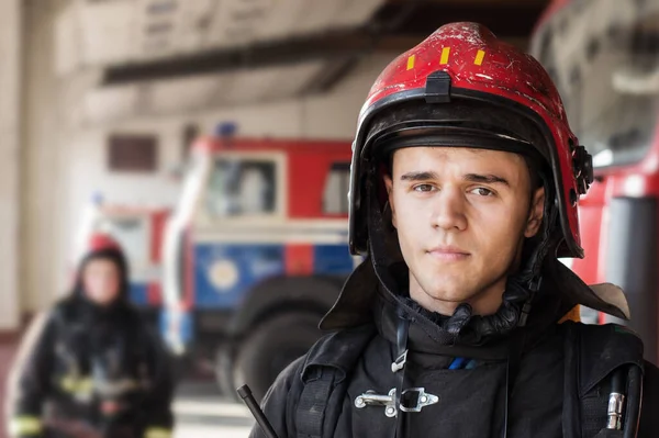Молодые Пожарные Фоне Пожарных Машин — стоковое фото