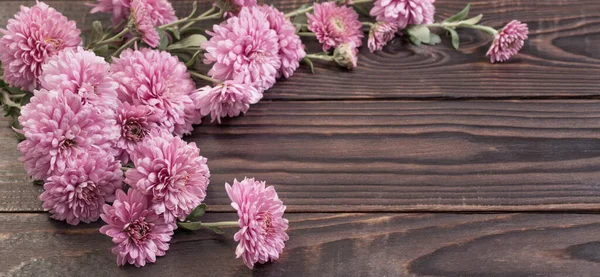 Roze Chrysanten Donkere Houten Ondergrond — Stockfoto