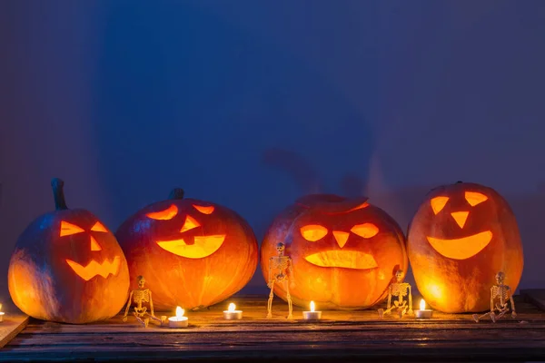 Abóboras Halloween Com Velas Mesa Madeira — Fotografia de Stock