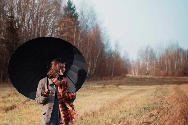 秋田里拿着黑色雨伞的少女 — 图库照片