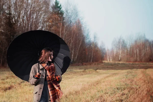 Teenager Mädchen Mit Schwarzem Regenschirm Herbstfeld — Stockfoto