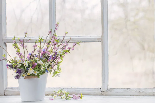 Fleurs Printanières Dans Seau Blanc Sur Rebord Une Vieille Fenêtre — Photo