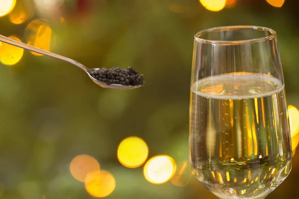 シャンパンのスプーンとガラスの黒いキャビア — ストック写真